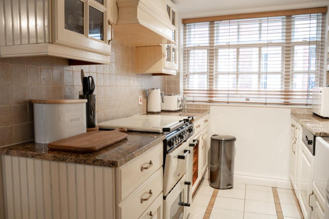 Perfectly Located Central Chester Town House -2Br Exterior foto